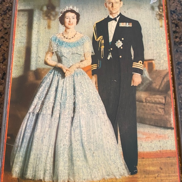incl Queen Elizabeth & Prince Phillip tin ( 7” wide x 10”L - Picture 8 of 8